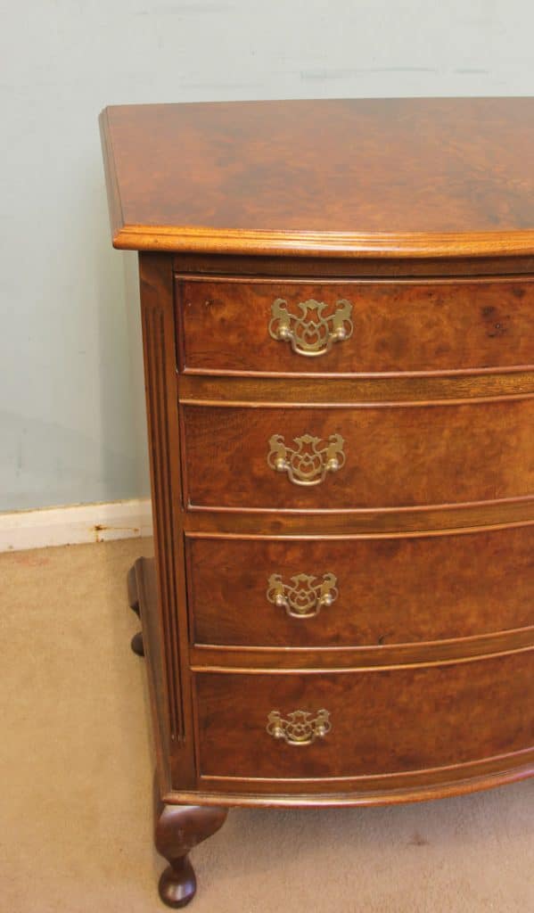 Antique Bow Front small Walnut Chest of Drawers - Image 5
