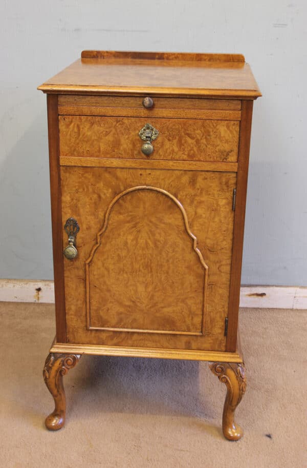 Antique Quality Pair of Burr Walnut Bedside Cabinets - Image 8
