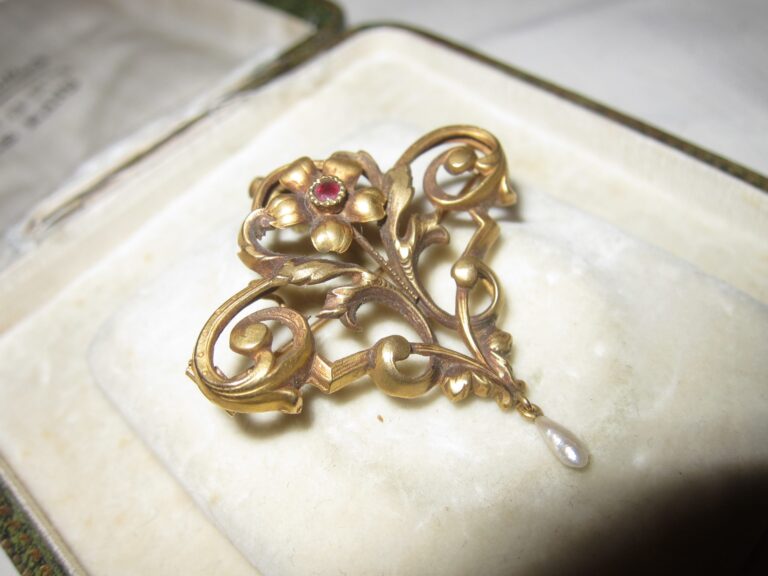 Art Nouveau 18ct Gold Brooch 2.8grms