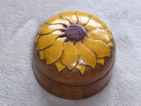 Walnut treen trinket box - Image 2