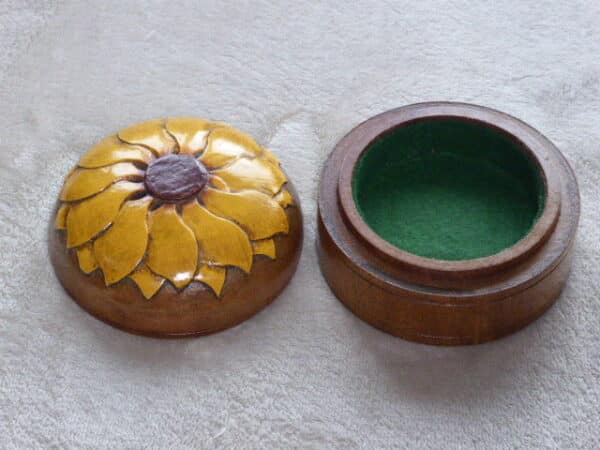 Walnut treen trinket box - Image 4