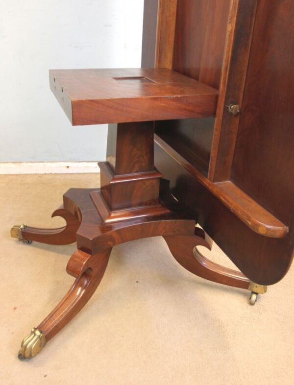 Antique Quality 19th Century Mahogany Pedestal Breakfast Dining Table - Image 8