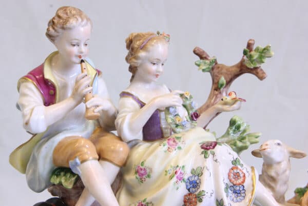 Porcelain Centre Piece. - Image 3