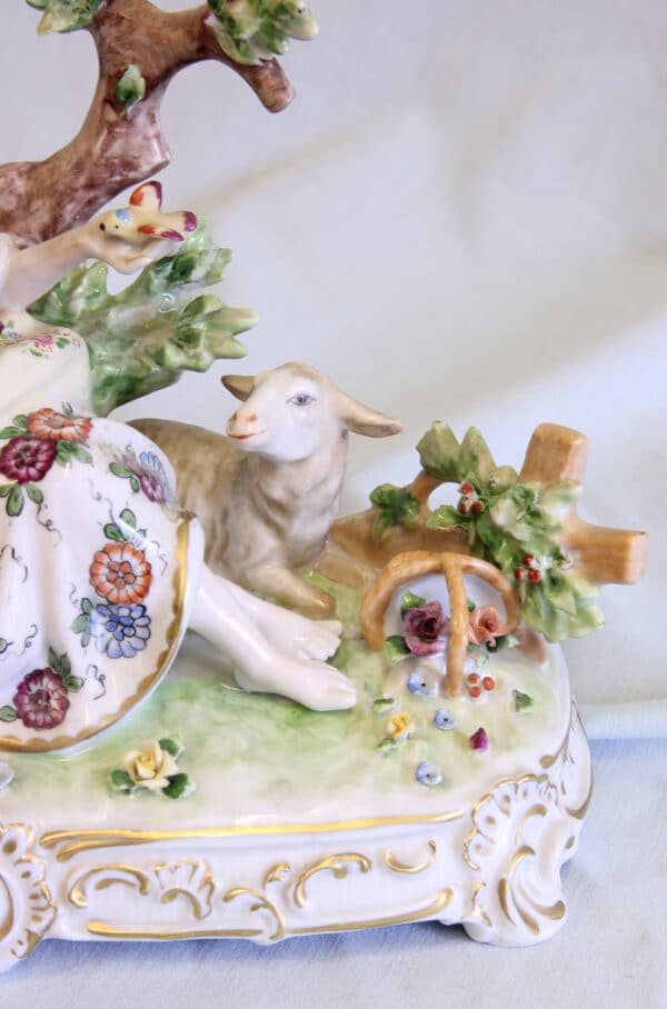 Porcelain Centre Piece. - Image 4