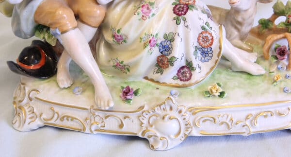 Porcelain Centre Piece. - Image 8