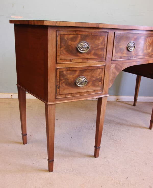 Antique Georgian Style Mahogany Shaped Front Sideboard - Image 3