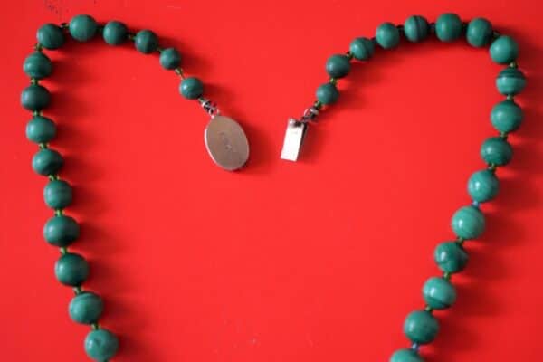 A Vintage Graduated Malachite & Rocailles Necklace - Boxed / Ideal Birthday Gift / Present - Image 2