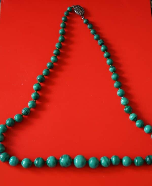 A Vintage Graduated Malachite & Rocailles Necklace - Boxed / Ideal Birthday Gift / Present - Image 6