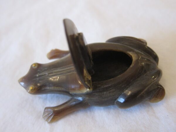 th Century French Carved Horn “Frog” Snuff Box carved Antique Collectibles 7