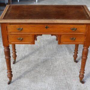 1920s Small Golden Oak Desk with Brown Leather – one piece Antique Antique Desks