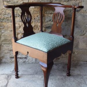 Early 18th century walnut corner chair corner chair Antique Chairs