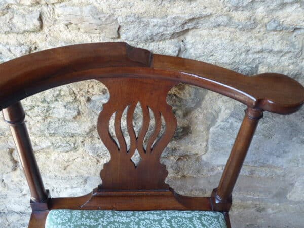 Early 18th century walnut corner chair - Image 4