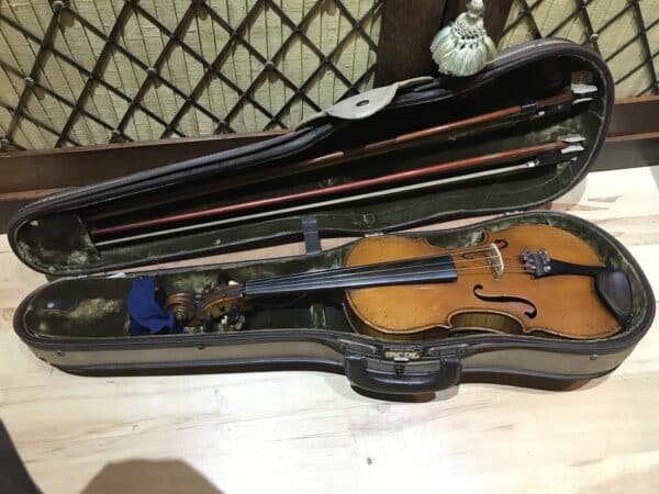 Violin German with two bows and case 19th century Antique Musical Instruments 3