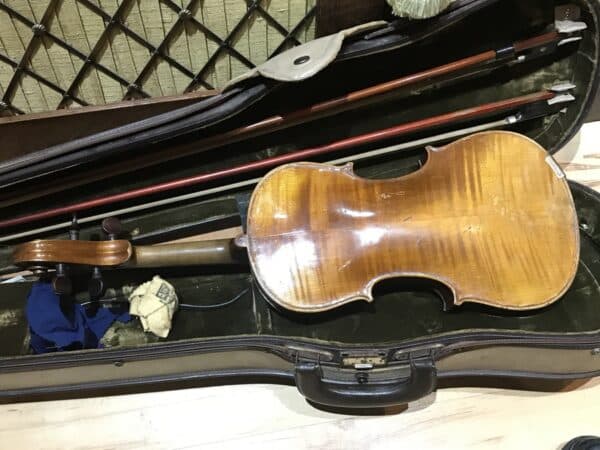 Violin German with two bows and case 19th century Antique Musical Instruments 11
