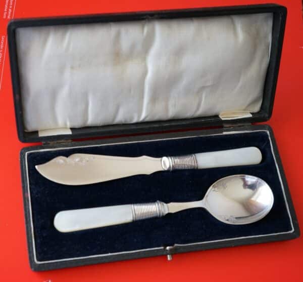 A Vintage Boxed Mother of Pearl Butter Knife & Preserve ( Jam ) Spoon Set / Ideal Gift / Present Boxec Cutlery Set Antique Silver 3