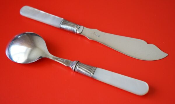 A Vintage Boxed Mother of Pearl Butter Knife & Preserve ( Jam ) Spoon Set / Ideal Gift / Present - Image 3