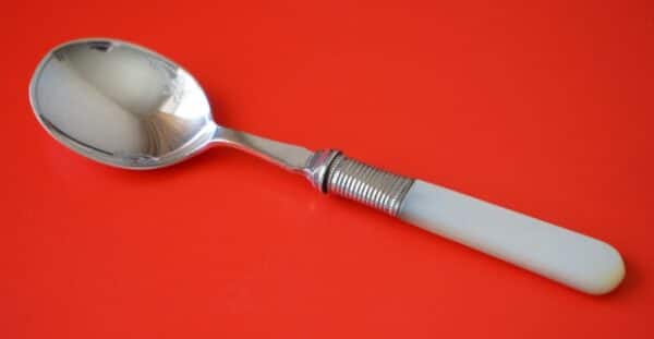 A Vintage Boxed Mother of Pearl Butter Knife & Preserve ( Jam ) Spoon Set / Ideal Gift / Present - Image 2