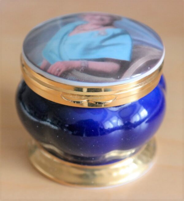 An AYNSLEY Bone China ‘Queen Elizabeth’ Pill Box – Ideal Gift / Present Aynsley Pill Box Antique Ceramics 4