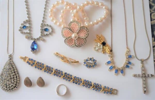 SALE - A Vintage Collection of Silver & Costume Jewellery - Ideal Collect / Resell - SORRY THIS ITEM HAS SOLD - Image 4