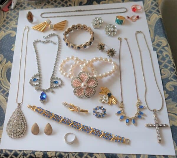SALE - A Vintage Collection of Silver & Costume Jewellery - Ideal Collect / Resell - SORRY THIS ITEM HAS SOLD - Image 6