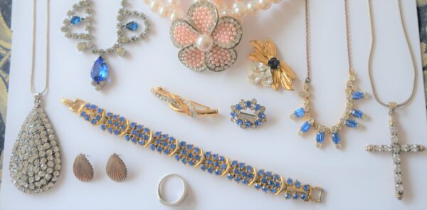 SALE - A Vintage Collection of Silver & Costume Jewellery - Ideal Collect / Resell - SORRY THIS ITEM HAS SOLD - Image 7