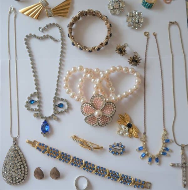 SALE - A Vintage Collection of Silver & Costume Jewellery - Ideal Collect / Resell - SORRY THIS ITEM HAS SOLD - Image 8
