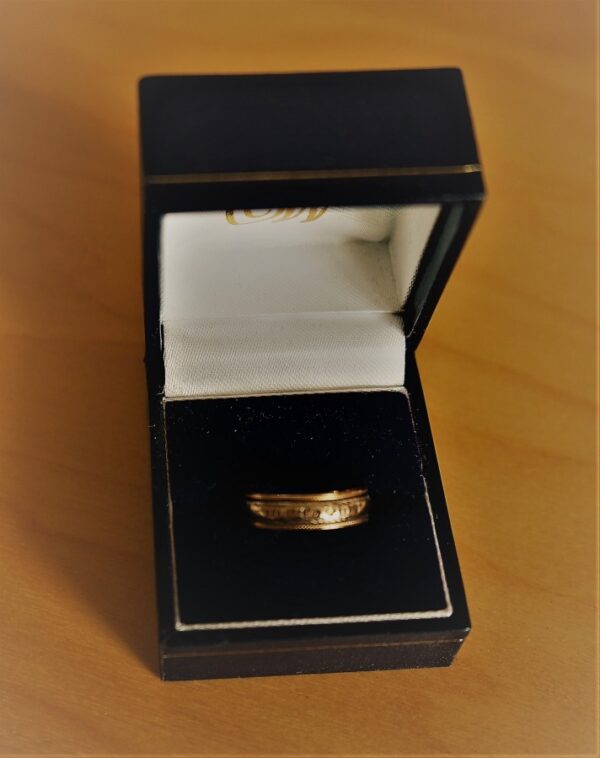 A Vintage 9ct White & Yellow Gold Wedding Ring – Boxed A B Necklace Antique Jewellery 3