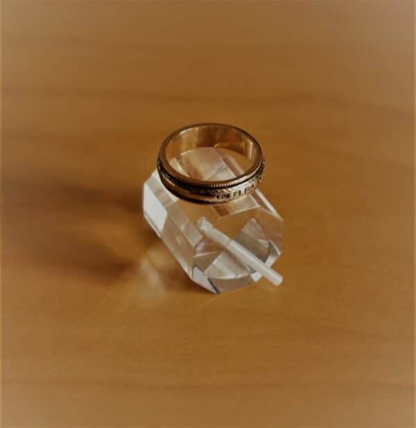 A Vintage 9ct White & Yellow Gold Wedding Ring - Boxed - Image 6