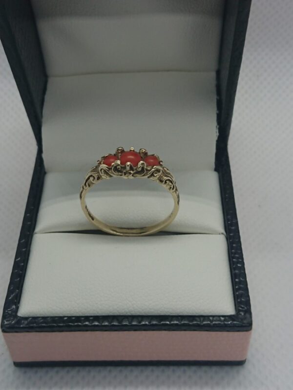 Antique 9ct Gold Coral Ring - Image 2