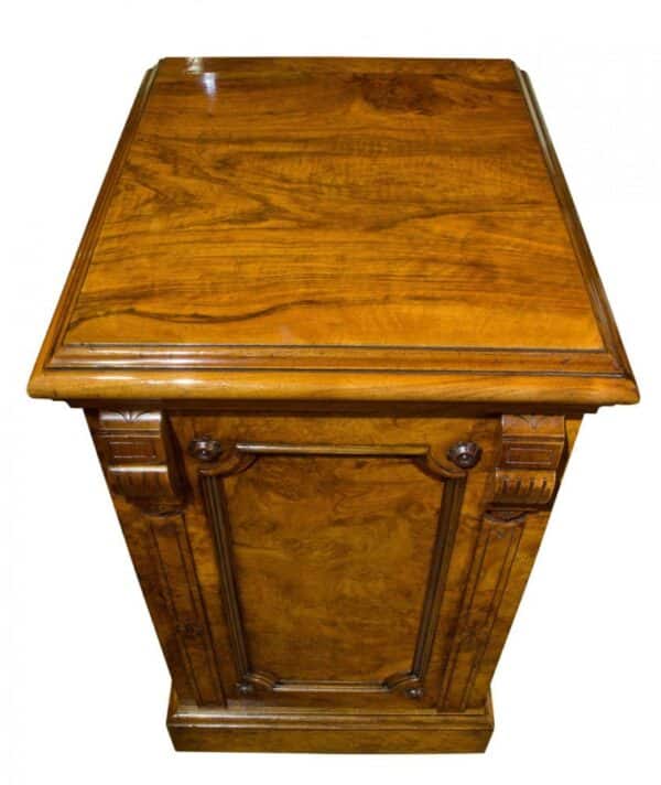 A fine pair of Victorian walnut pedestals c1870 - Image 3
