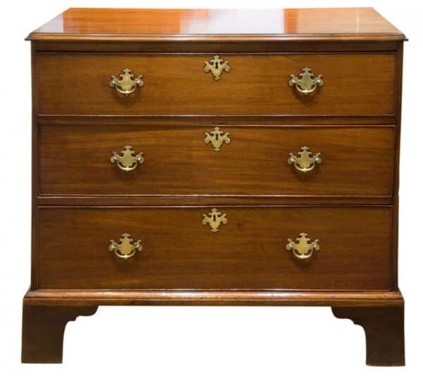 George III mahogany chest of drawers circa 1790