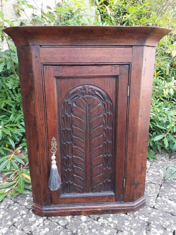 Small oak hanging corner cupboard - 18th century