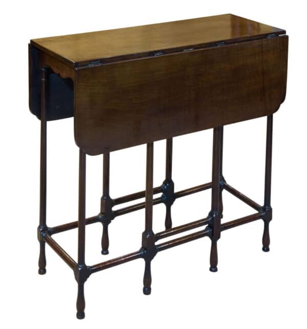 A very fine George III Chippendale period dropleaf gateleg table