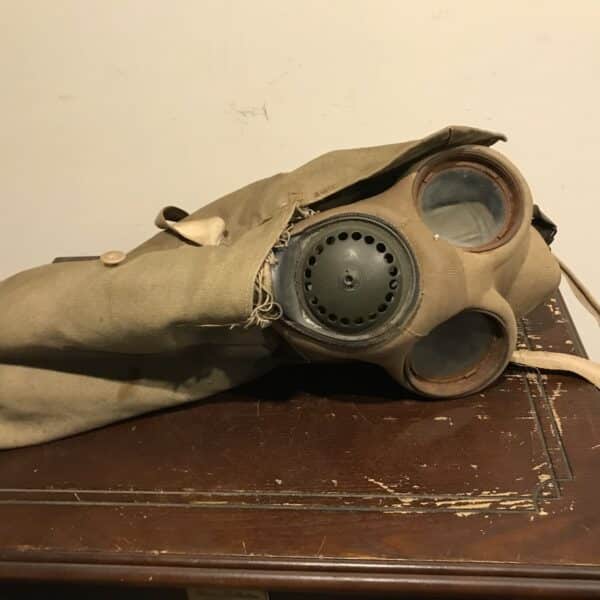 Gas mask with shoulder bag circa 1940 - Image 4