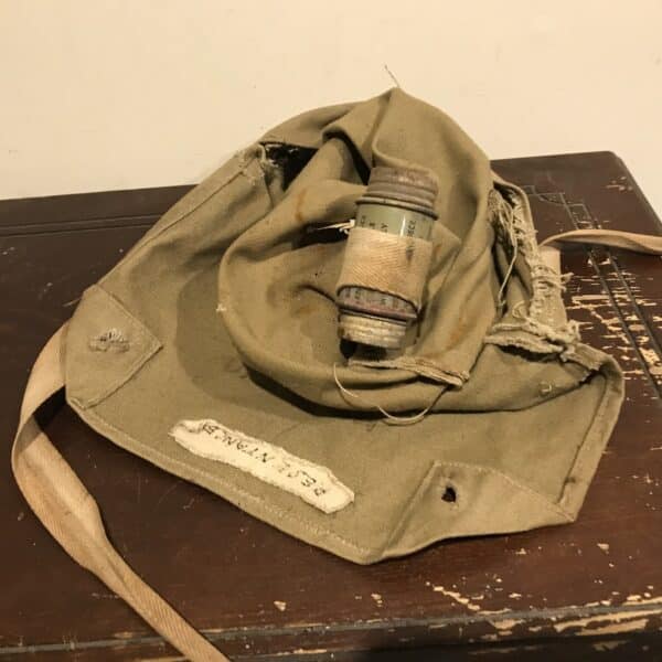 Gas mask with shoulder bag circa 1940 - Image 5