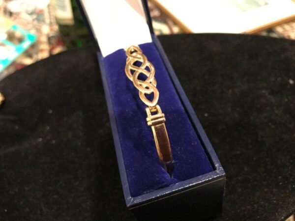 Lady’s 9CT gold Celtic bangle