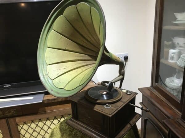 Horn 1920's phonograph records player Oak Cased