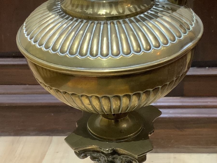 Floor clearance oil lamp