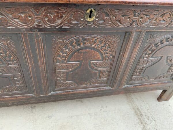 Coffer oak with carved frieze early 18th century - Image 2
