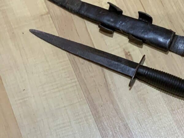 Commando’s fighting knife and scabbard 2ww Antique Knives 14