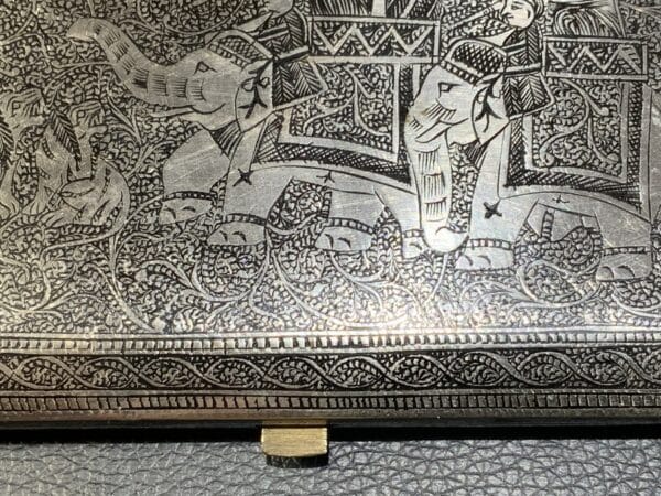 Indian Mogul’s Silver Cigarettes Case “ Tiger Hunt Scenes ‘ engraved Antique Silver 8