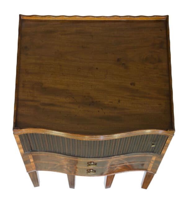 A Fine and Rare George III Serpentine Fronted Commode - Image 7
