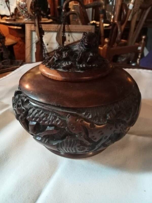 Chinese Trine round bowl with lid