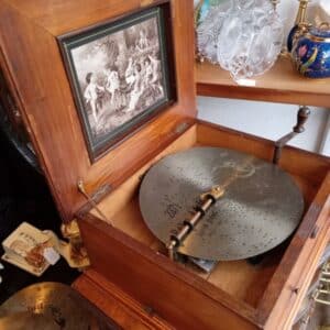 A 1906 POLYPHON with 22 DISCS. Antique Musical Instruments 3