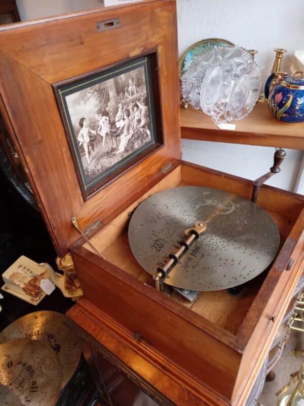 A 1906 POLYPHON with 22 DISCS. Antique Musical Instruments 3