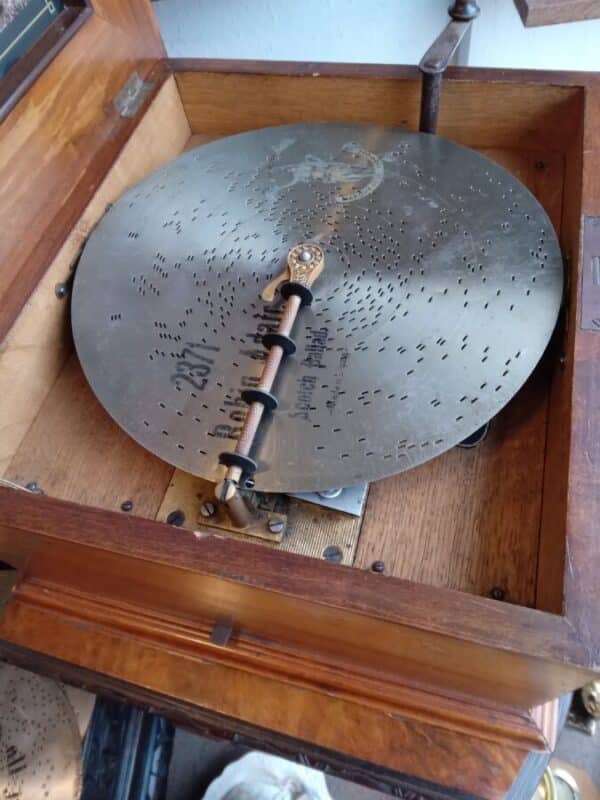 A 1906 POLYPHON with 22 DISCS. - Image 2