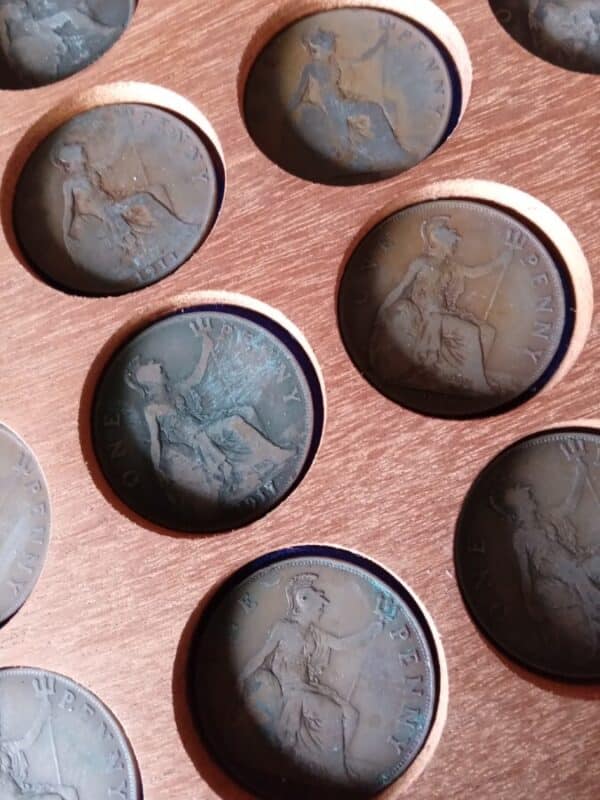 A COLLECTORS COIN BOX WITH SO MANY COINS IN. - Image 4