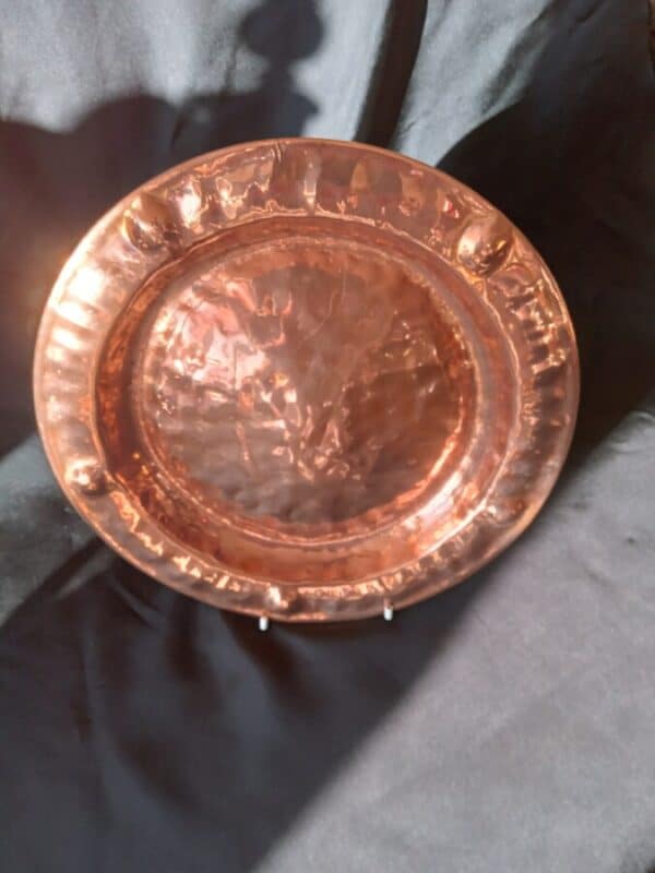A HAND BEATEN SMALL ART DECO COPPER CHARGER - Image 4