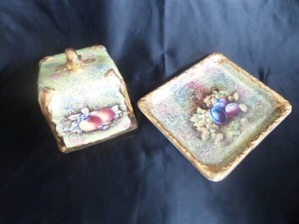 A PICTORIALCHEESE DISH. VINTAGE. HAND PAINTED & SIGNED