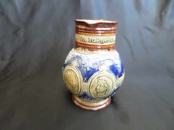 A ROYAL DOULTON COMMEMORATIVE QUEEN VICTORIA JUG - Image 3